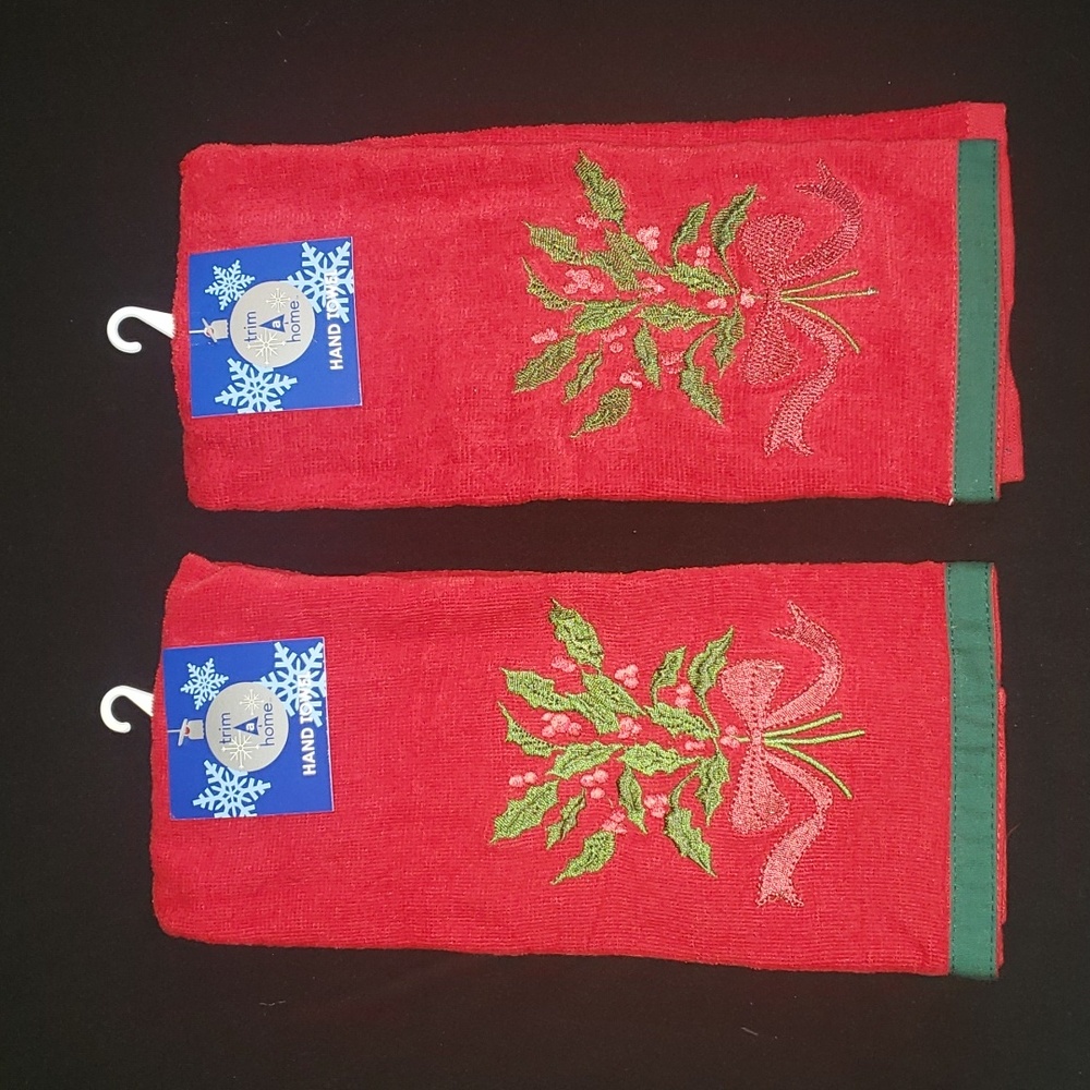Trim A Home Pair of  Holiday Hand Towels Red Green NWT